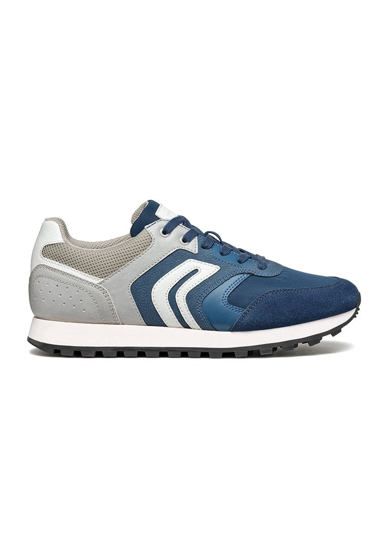 Marineblaue und graue Sportschuhe mit Mesh-Obermaterial, Wildleder-Akzenten, weißen Streifen und einer leichten Gummisohle. Verfügt über perforierte Details.