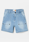 Hellblaue Denim-Shorts mit Frontknopf, Reißverschluss, Gürtelschlaufen und vier Taschen, darunter zwei mit Knopfverschluss.