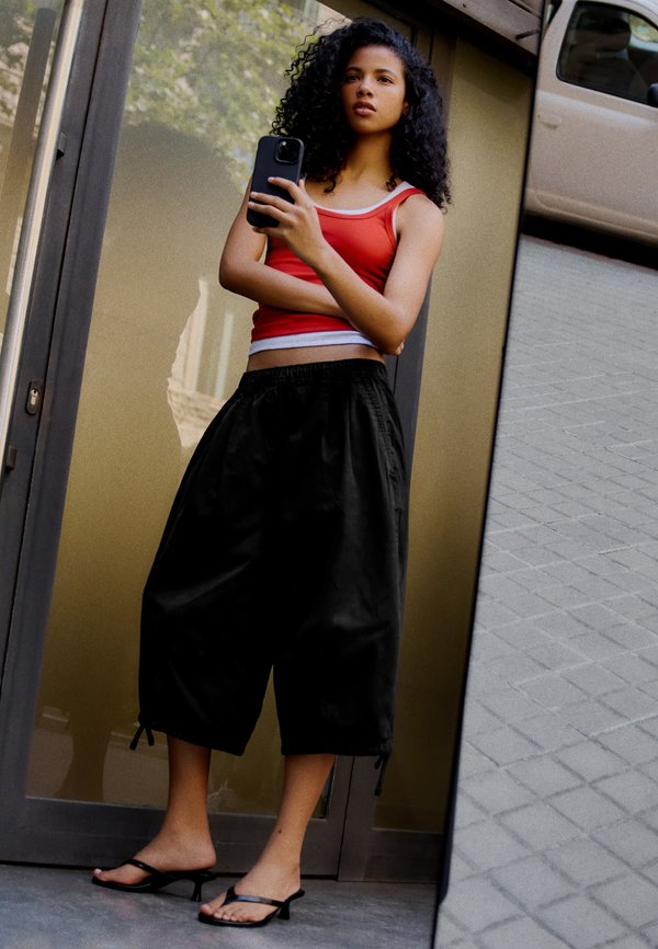 Bershka BERMUDA - Shorts - black