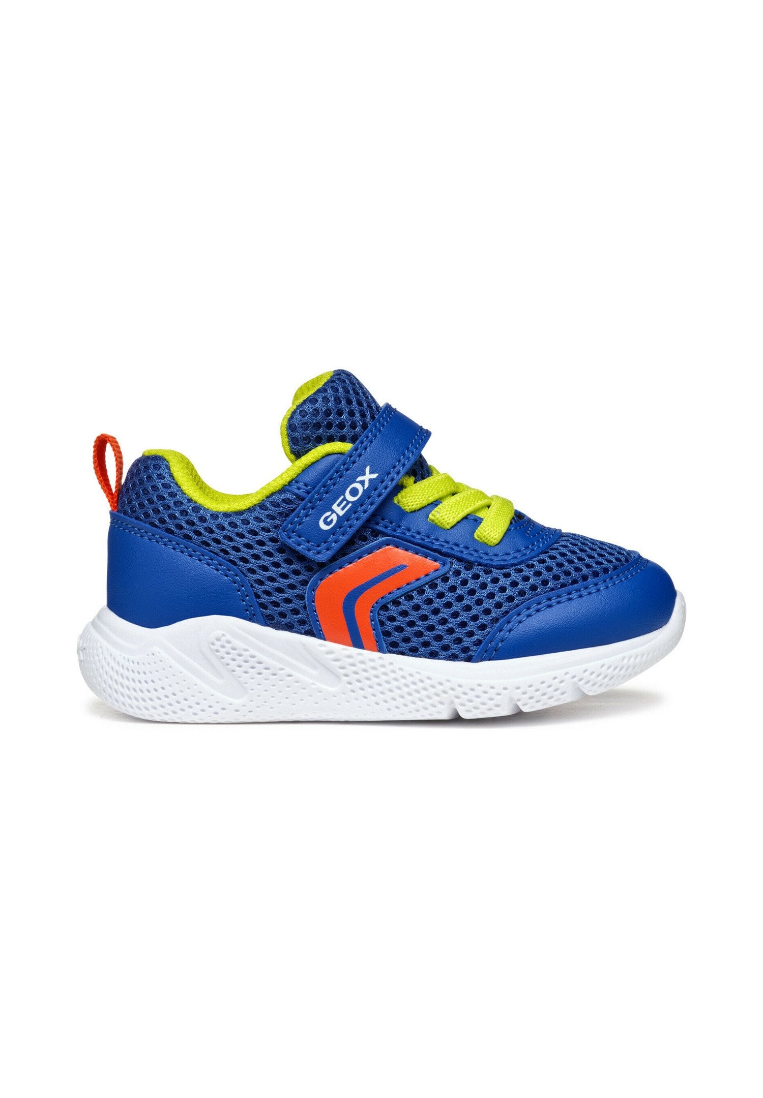 Blaue Netzsneaker mit weißer Gummisohle, gepolsterter Kragen, grünen Akzenten, orangefarbenem Logodesign und Klettverschluss für einen sicheren Sitz.