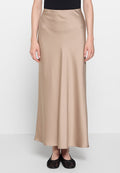Satin, bodenlange Rock in hellem Beige mit glatter Textur und geradem Schnitt, kombiniert mit schwarzen, verzierten Ballerinas.