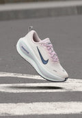 Nike Performance VOMERO PLUS - Road running shoes - pearl pink/midnight navy/white/barely green/football grey