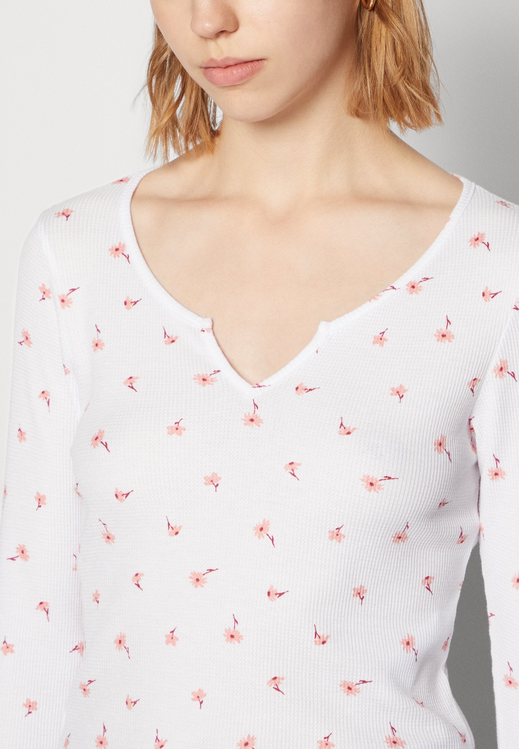 Hollister Co. NOTCH NECK