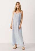 Helles blaues Leinen-Maxi-Kleid mit Spaghettiträgern, gerafftem Ausschnitt und seitlichen Schlitzen für eine bequeme Bewegungsfreiheit. Glatte, atmungsaktive Textur.