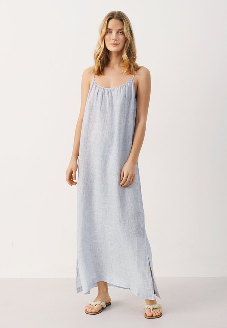 Helles blaues Leinen-Maxi-Kleid mit Spaghettiträgern, gerafftem Ausschnitt und seitlichen Schlitzen für eine bequeme Bewegungsfreiheit. Glatte, atmungsaktive Textur.