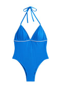 Blauer Badeanzug mit strukturiertem Finish, dreieckigen Cups, Halter-Trage und weißen gewellten Abschlüssen entlang des Halsausschnitts und der Beinausschnitte.