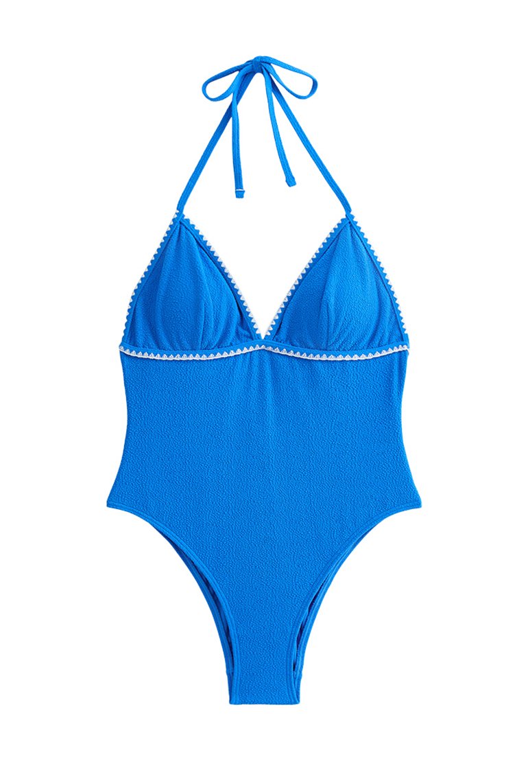 Blauer Badeanzug mit strukturiertem Finish, dreieckigen Cups, Halter-Trage und weißen gewellten Abschlüssen entlang des Halsausschnitts und der Beinausschnitte.