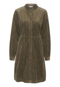 Grünes Cordmaterial Kleid mit Kragen, Knopfverschluss vorne und langen Ärmeln. Verfügt über eine vertikale Ripptextur und eine Taillennaht.