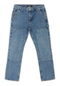 Helle blaue Denim-Jeans mit lockerer Passform, ausgestattet mit Flicken-Details an den Beinen, vier Taschen und einem klassischen Knopf- und Reißverschluss.
