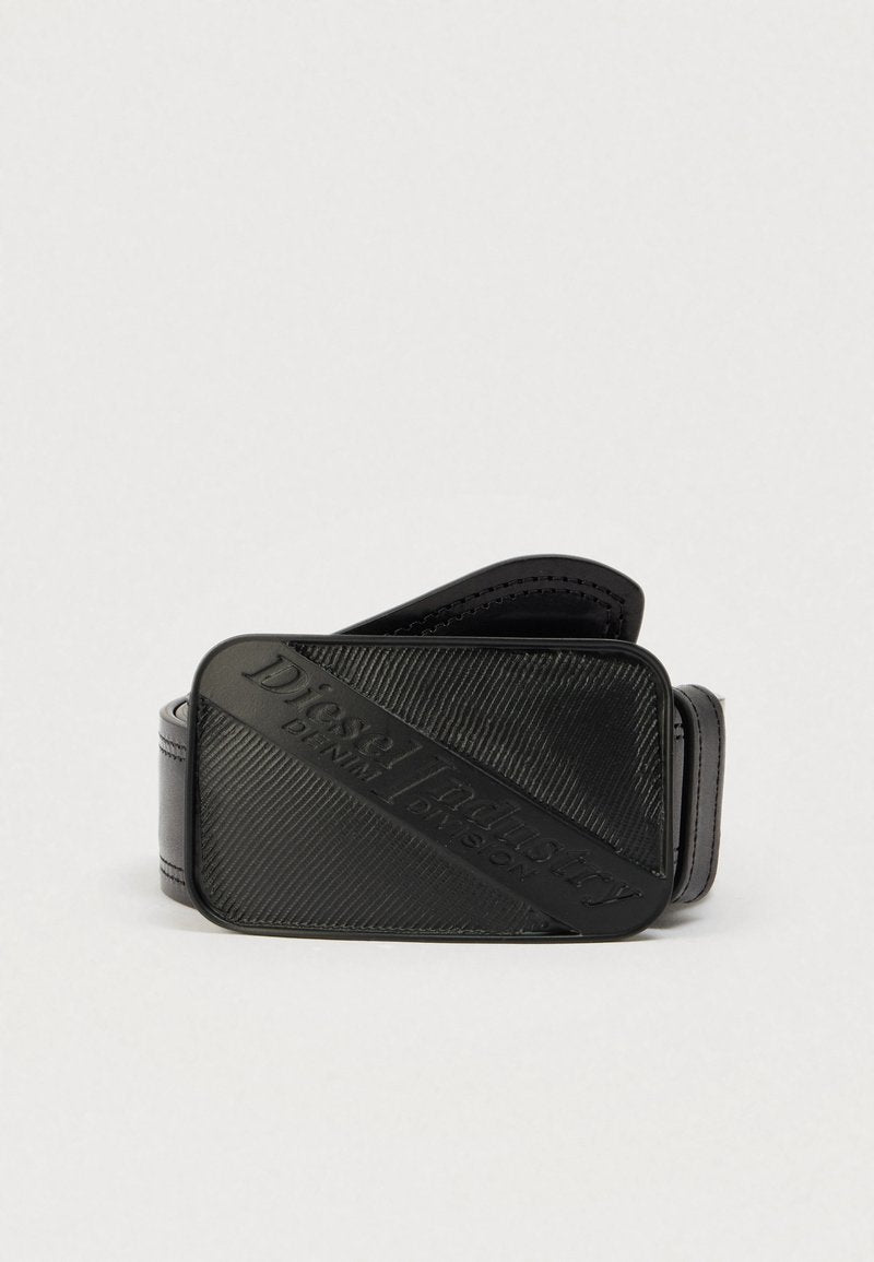 Schwarzer Gürtel mit strukturiertem Design und einem markanten, eingeprägten Logo. Das Material wirkt glatt mit einem lederähnlichen Finish.