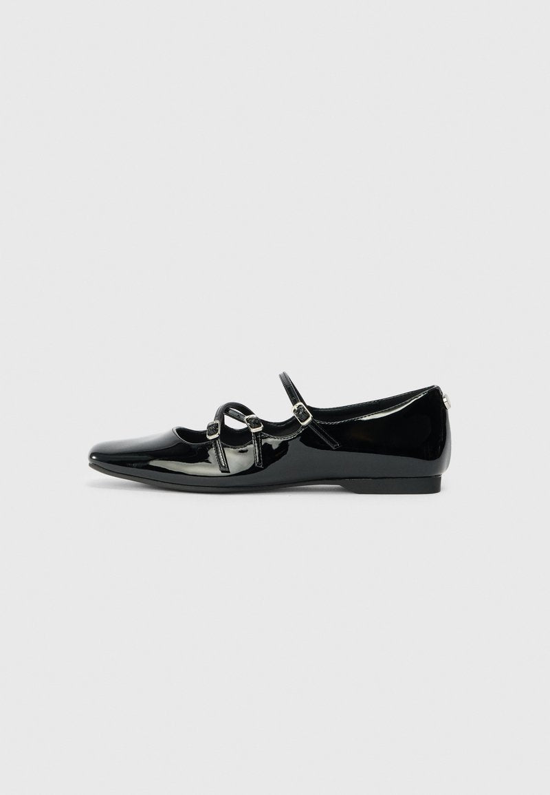 Schwarze Lackleder-Ballerinas mit spitzem Zehenbereich, doppeltem Riemendesign mit quadratischen Schnallen und niedrigem Absatz. Glatte Oberflächenstruktur.