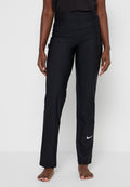 Schwarze Sporthosen verfügen über einen hohen Bund, glattes Material und ein dezentes Nike-Logo in Weiß am unteren Bein. Sie bieten ein figurnahes Design.