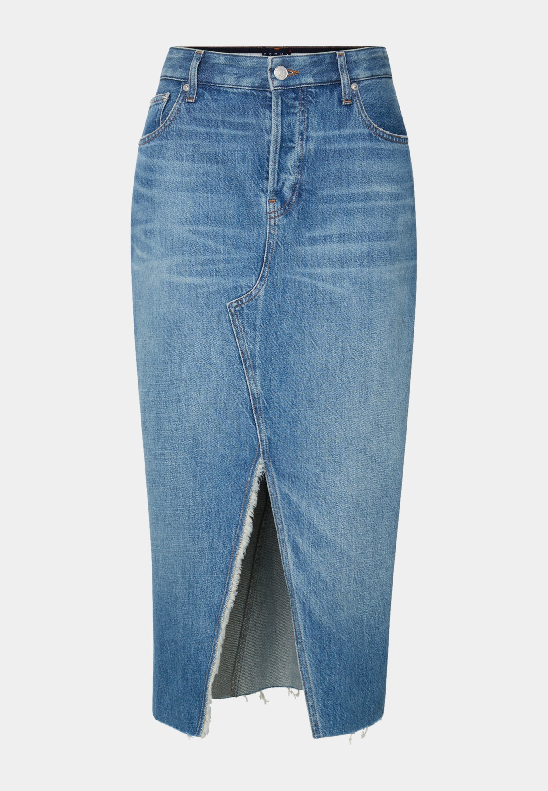 Jeansrock in hellblau mit einem vorderen Schlitz und fransigem Saum. Klassisches Fünf-Taschen-Design mit sichtbarem Nähen. Reguläre Passform.