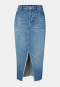 Jeansrock in hellblau mit einem vorderen Schlitz und fransigem Saum. Klassisches Fünf-Taschen-Design mit sichtbarem Nähen. Reguläre Passform.