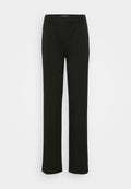 Schwarze maßgeschneiderte Hose mit glatter Textur, geradem Beinschnitt und einer Knopfverschluss vorn. Mit Falten und Taschen an den Seiten.