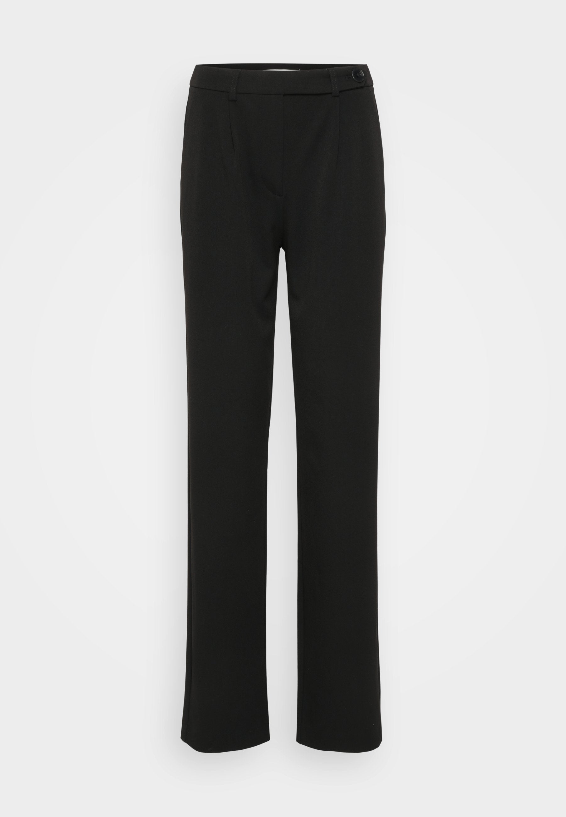 Schwarze maßgeschneiderte Hose mit glatter Textur, geradem Beinschnitt und einer Knopfverschluss vorn. Mit Falten und Taschen an den Seiten.