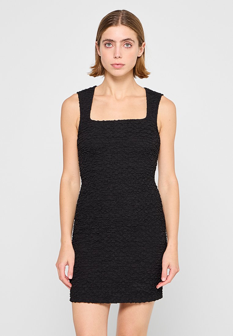 Schwarzes ärmelloses Kleid mit quadratischem Ausschnitt, strukturiertem Stoff mit einem zerknitterten Muster, taillierter Silhouette und Länge bis zur Mitte des Oberschenkels.