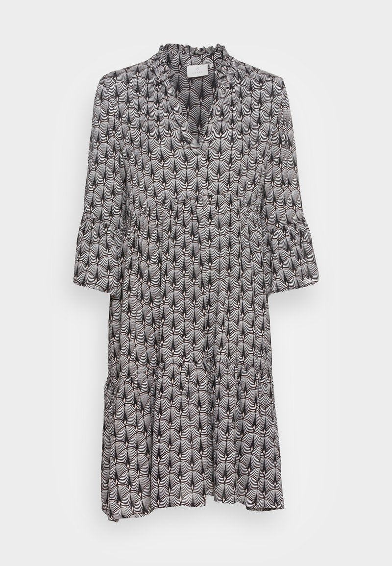 Schwarz-weiß gemustertes Kleid mit rüschendem Ausschnitt, ausgestellten Ärmeln und einem gestuften Rock mit Fächer-Motiv.