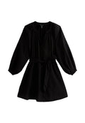 Schwarzes Kleid aus leichtem Stoff, mit einem Knopfverschluss vorne, langen Ballonärmeln, einem Gürtel in der Taille und bestickten Details an den Ärmeln.