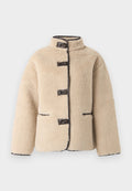 Cremefarbige Jacke aus Kunstpelz mit hohem Kragen, Knopfverschluss und dunkler Einfassung. Verfügt über zwei Fronttaschen und eine kastige Silhouette.
