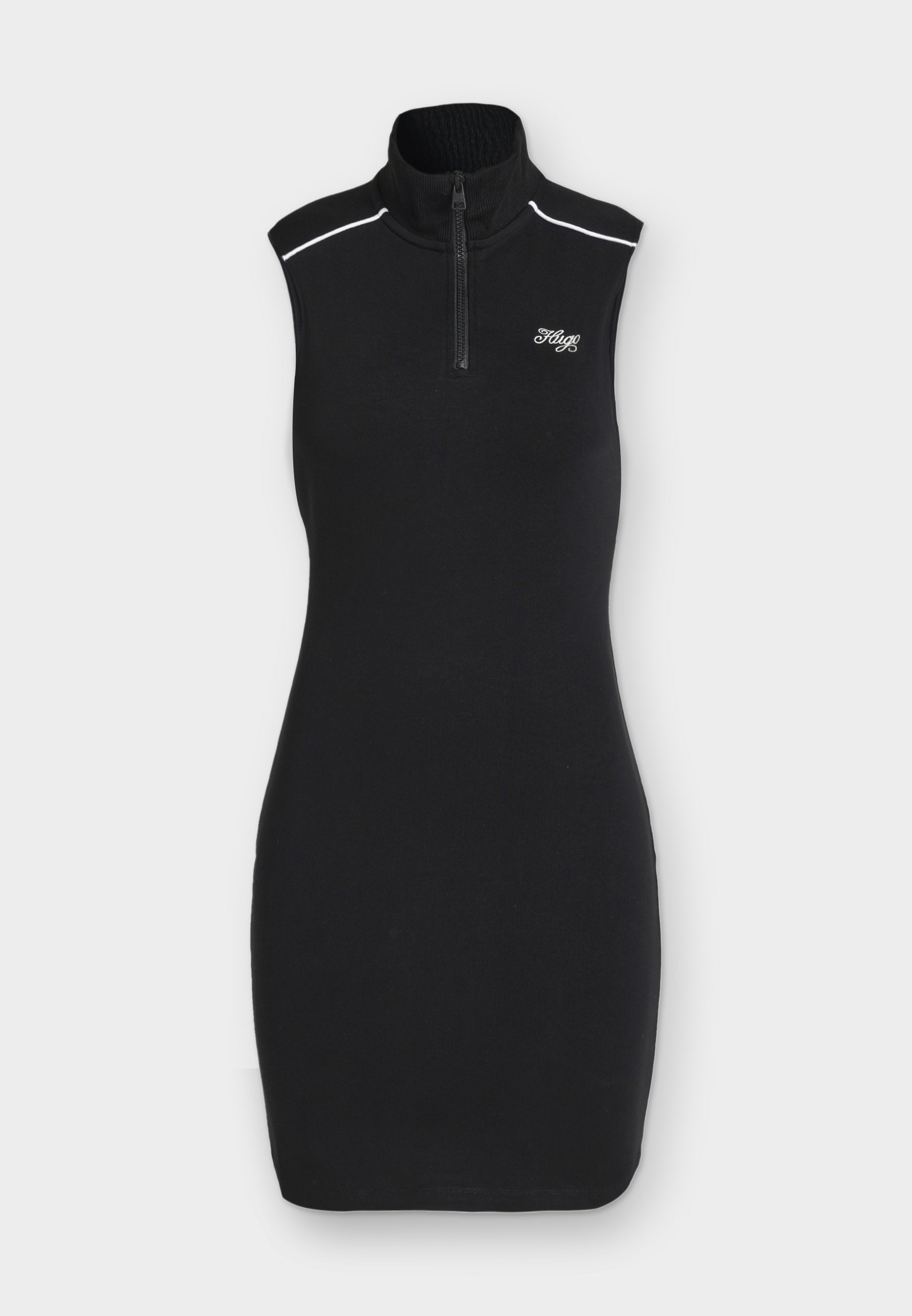 Schwarzes ärmelloses figurbetontes Kleid mit hohem geripptem Kragen, vorderem Reißverschluss, weißen Biesen an den Schultern und kleinem "Hugo"-Logo auf der Brust.