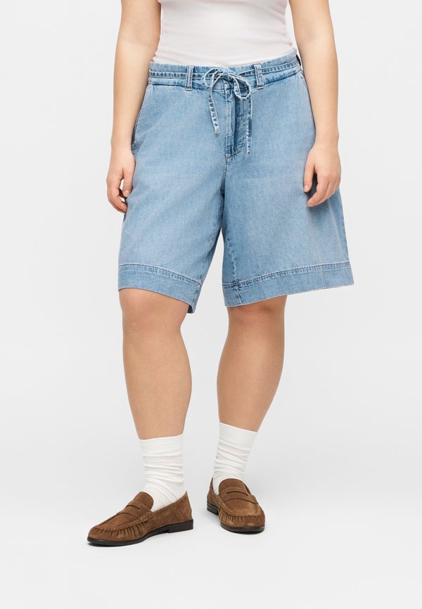 Vero Moda Curve VMCARIA LONG BELT - Denim shorts - light blue denim