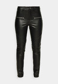 Schwarze Kunstlederhosen mit Slim-Fit, die diagonale Einsätze und Reißverschlusstaschen aufweisen. Reißverschlüsse an den Knöcheln verleihen dem Design das gewisse Etwas.