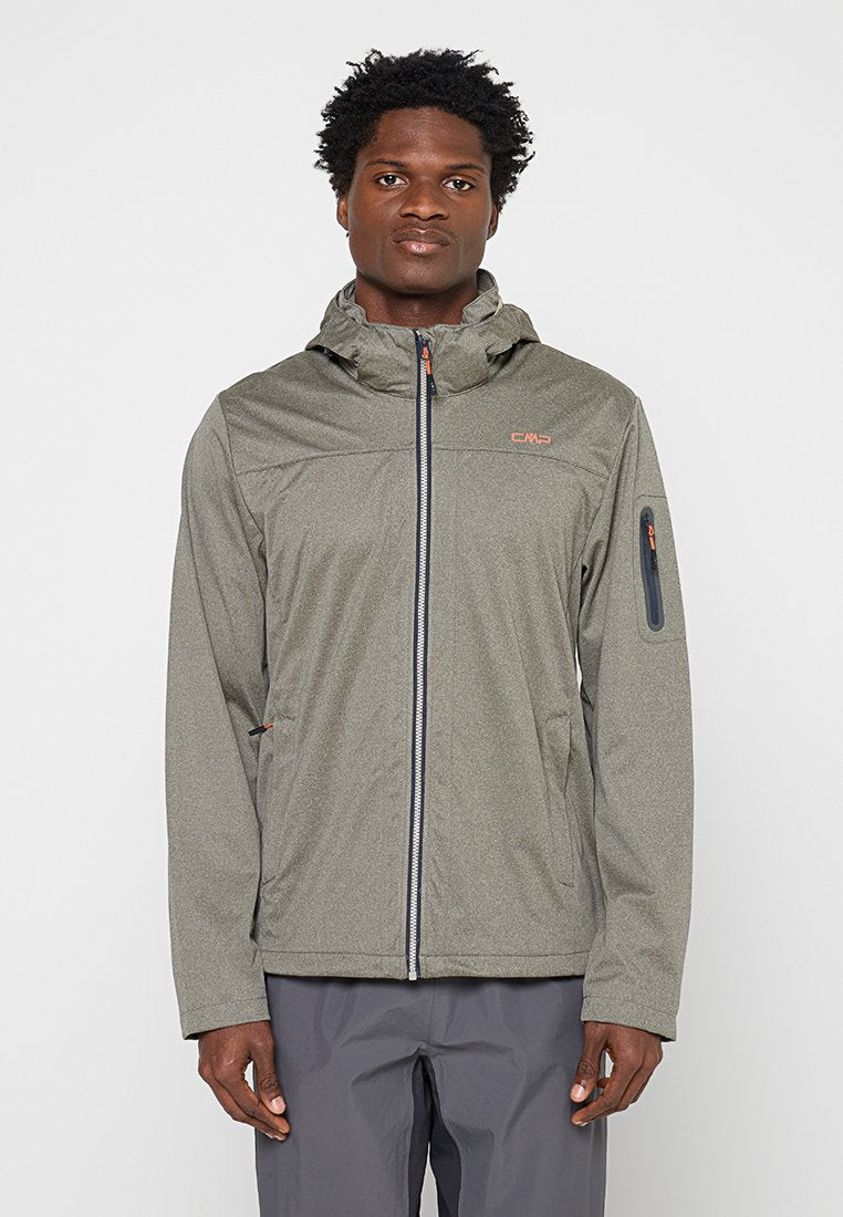 Mann trägt eine graue Kapuzenjacke mit Reißverschluss und einer Reißverschlusstasche am linken Ärmel und graue Hose, steht vor einem einfarbigen Hintergrund.