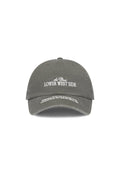 Graue Baumwoll-Baseballkappe mit einem gebogenen Schild. Verfügt über weiße gestickte Schrift "Lower West Side" und Standortdetails auf der Unterseite des Schirms.