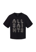 Schwarzes T-Shirt mit kurzen Ärmeln, das auf der Vorderseite mit weißem, kunstvoll gestaltetem Text "ALLSAINTS" versehen ist, aus weichem Baumwollstoff gefertigt.