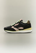 Schwarz-pinker Sneaker mit hellgrünen Schnürsenkeln, Leopardenmuster an der Ferse und weißer Sohle vor neutralem Hintergrund.