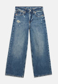 Blaue Jeans mit weitem Bein, verwaschenen Details am linken Oberschenkel und rechten Tasche, vorderer Knopfverschluss und Gürtelschlaufen.
