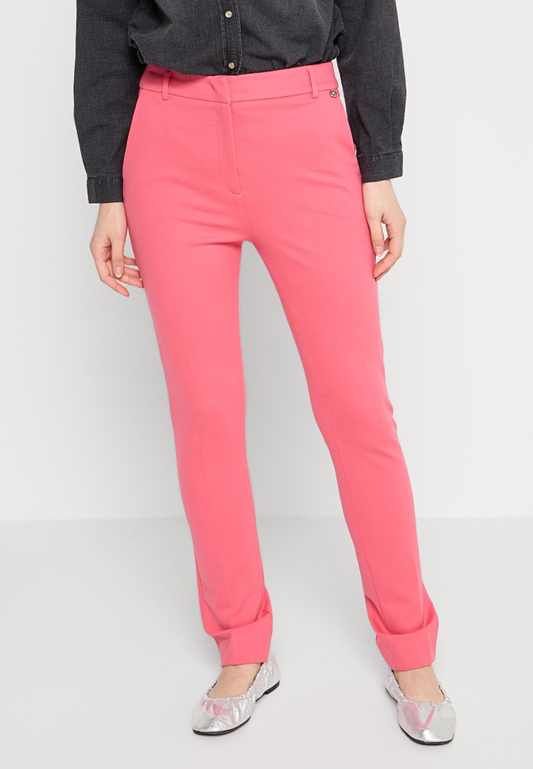 Rosa maßgeschneiderte Hose mit schmaler Passform, flacher Vorderseite und knöchellangem Design. Das Material wirkt glatt; verfügt über ein Knopfdetail am Bund.