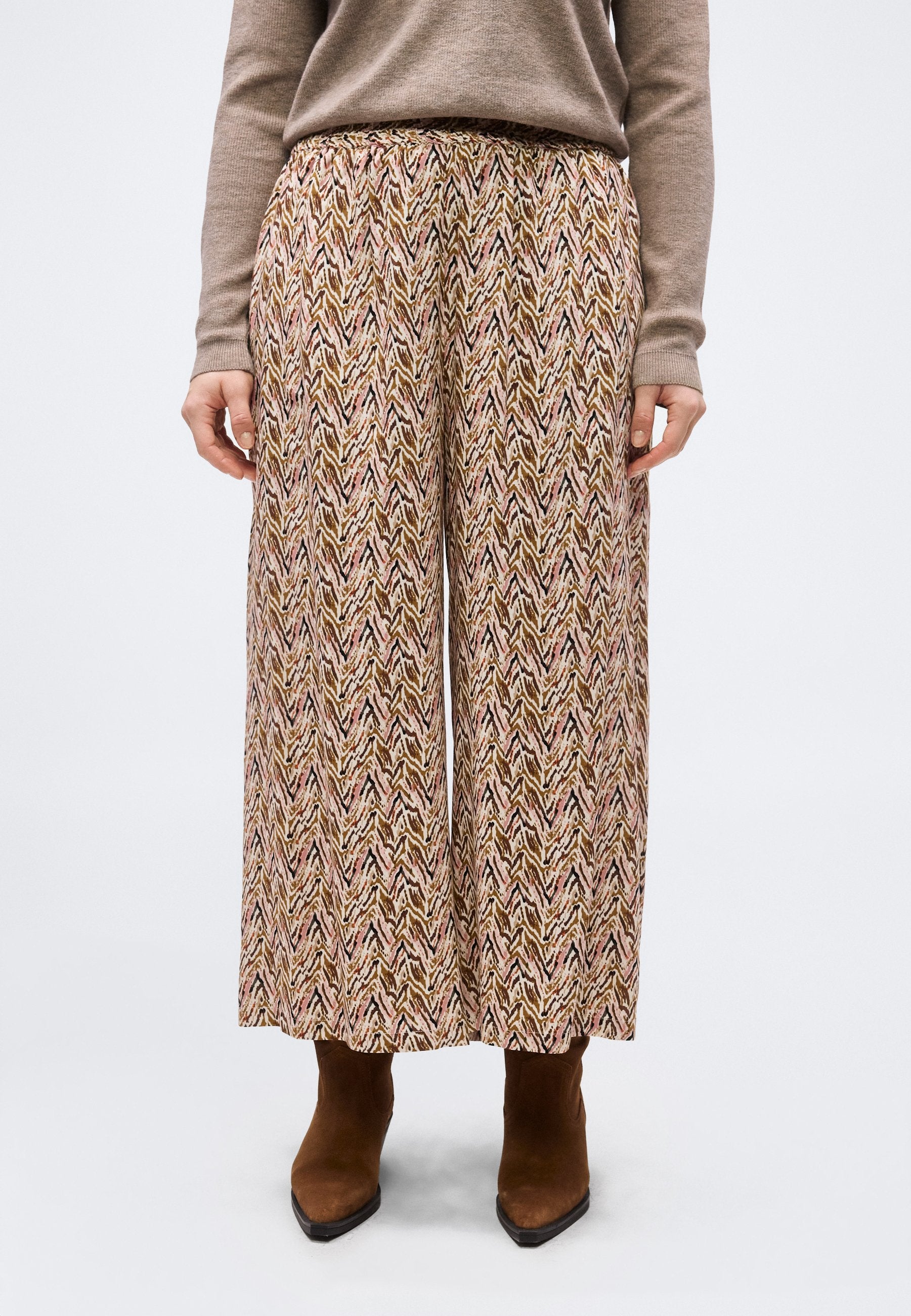 CARNOVA Loose Fit - Cropped Media 3