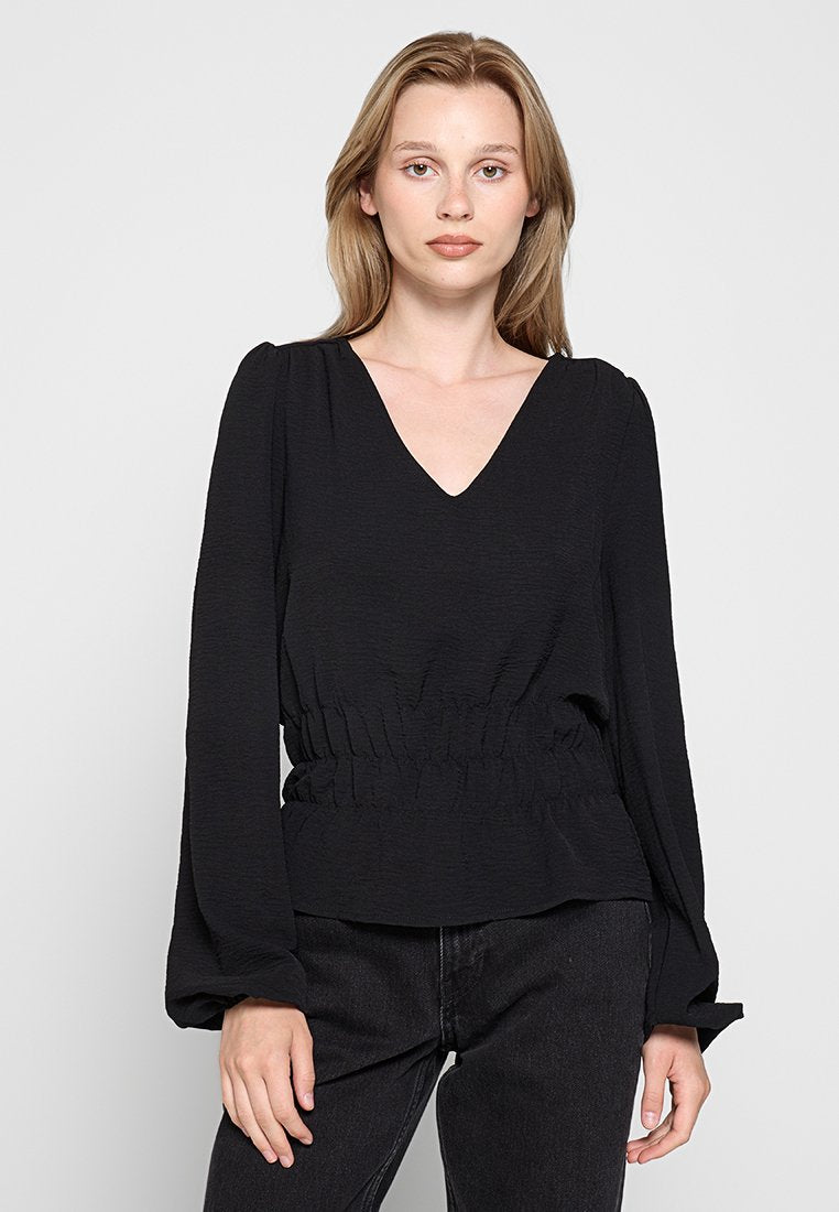 Schwarze Bluse mit langen Puffärmeln, einem V-Ausschnitt und taillierter Passform. Leichtes, strukturiertes Gewebe mit glatter Oberfläche.