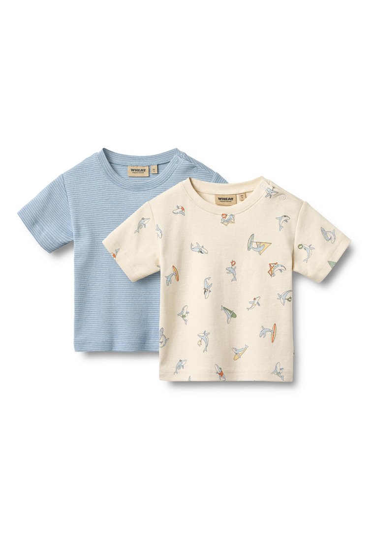 Zwei Kinder-T-Shirts: eines hellblau mit horizontalen Streifen, das andere beige mit verschiedenen bunten Tiermotiven. Kurzärmlig und mit Rundhalsausschnitt.