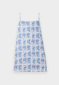 Ein blau-weiß gemustertes Kleid mit dünnen Trägern; zeigt ein Gitter aus Blumen- und Obstillustrationen; leichtes Material, lockere Passform.