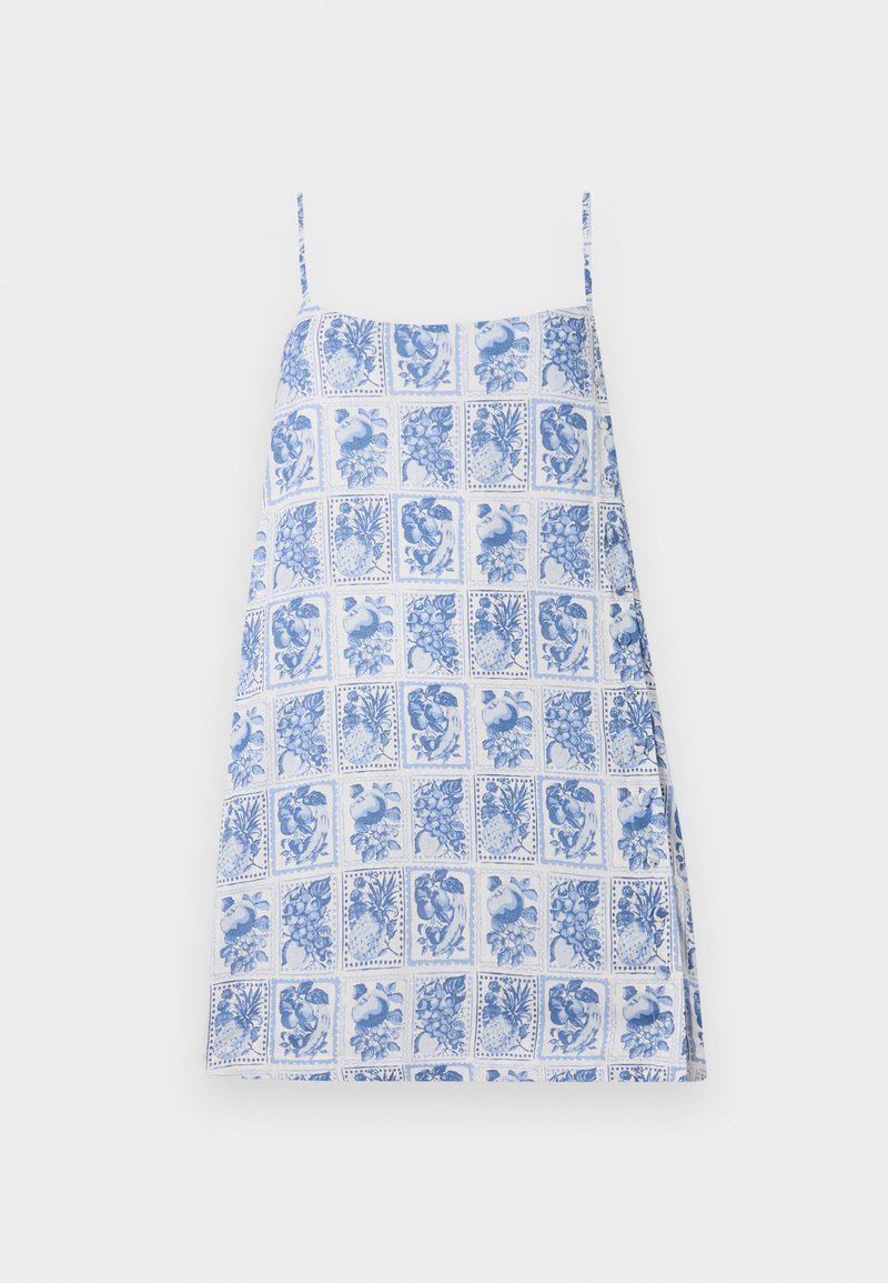 Ein blau-weiß gemustertes Kleid mit dünnen Trägern; zeigt ein Gitter aus Blumen- und Obstillustrationen; leichtes Material, lockere Passform.