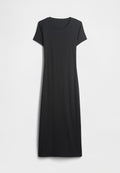 Schwarzes, kurzärmeliges Kleid mit rundem Ausschnitt, gefertigt aus weichem Stoff, mit einfacher, gerader Silhouette ohne zusätzliche Muster oder Details.