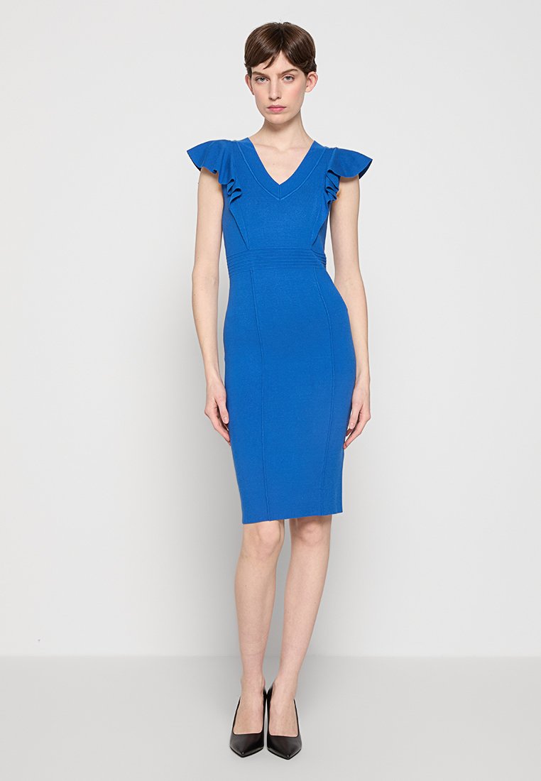 Blaues, figurbetontes Kleid mit V-Ausschnitt und gerafften Kappenärmeln; aus glattem, elastischem Stoff; knielang mit dezenten Nahtdetails.