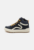 Hoch ausgeschnittene Sneakers mit einem marineblauen Wildleder-Obermaterial, cremefarbenen Akzenten und gelben Schnürsenkeln. Verfügt über eine strukturierten Gummisohle und eine hintere Zuglasche.