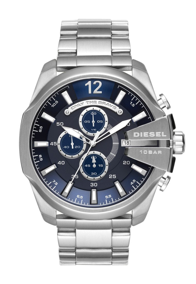 Männliche Chronographen-Armbanduhr aus Metall mit einem silbernen Edelstahlarmband, dunkelblauem Zifferblatt, silbernen Akzenten und großen Ziffern. Verfügt über drei Hilfszifferblätter und ein Datumsfenster.