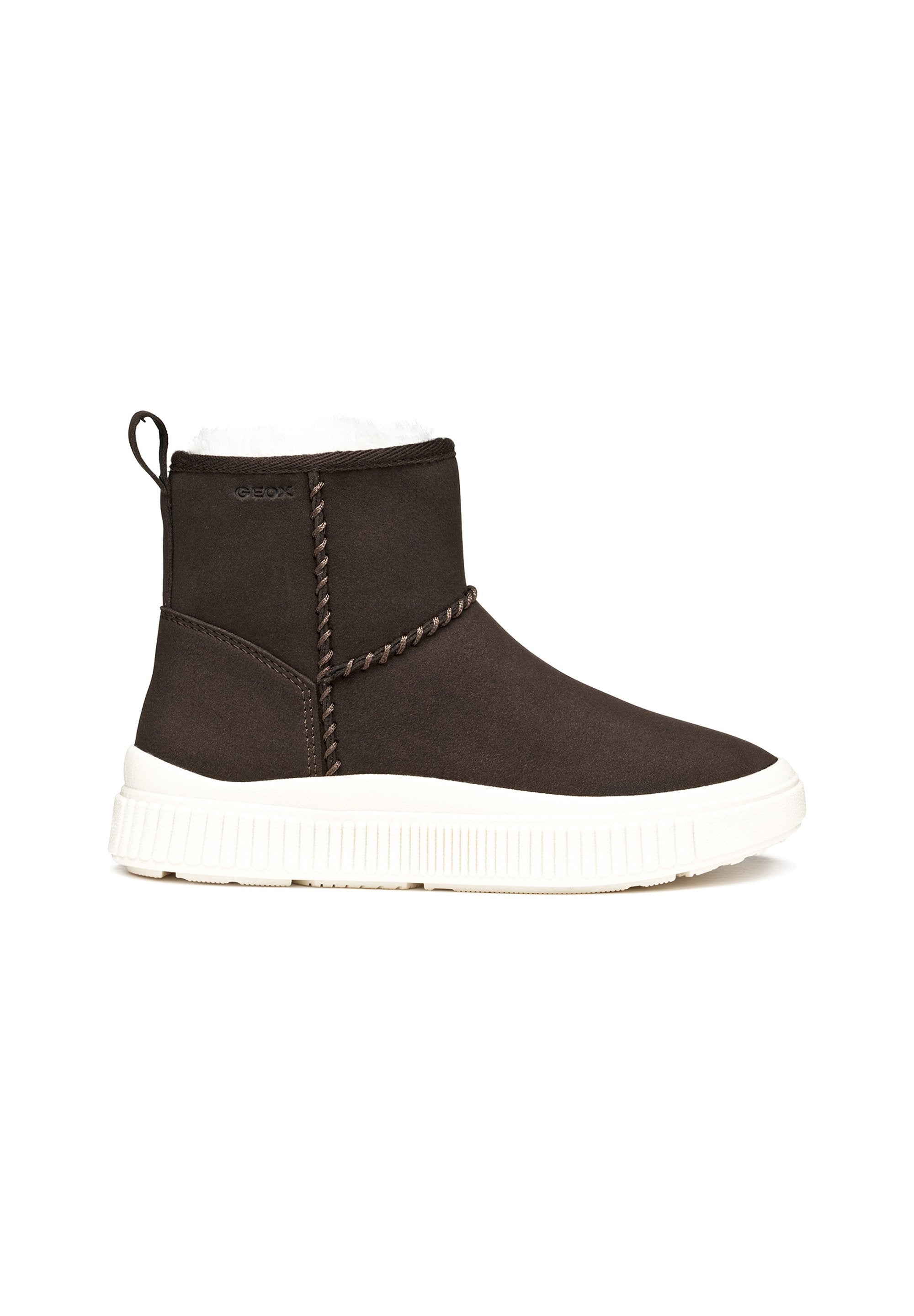 Braune Stiefeletten aus glattem Material mit einer hellen Gummisohle, gesteppten Akzenten und einem Kunstfellfutter am oberen Rand.