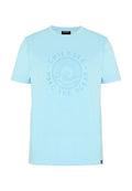Hellblaues Kurzarm-T-Shirt mit rundem Ausschnitt, mit einem kreisförmigen Motiv einer Meereswelle und Sonne sowie dem Text „Chiemsee MBRC The Ocean.“