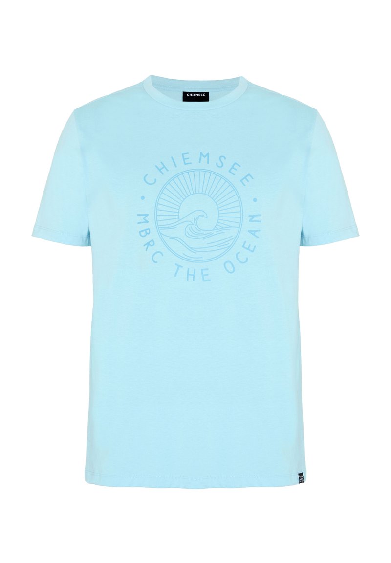 Hellblaues Kurzarm-T-Shirt mit rundem Ausschnitt, mit einem kreisförmigen Motiv einer Meereswelle und Sonne sowie dem Text „Chiemsee MBRC The Ocean.“