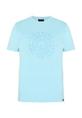 Hellblaues Kurzarm-T-Shirt mit rundem Ausschnitt, mit einem kreisförmigen Motiv einer Meereswelle und Sonne sowie dem Text „Chiemsee MBRC The Ocean.“