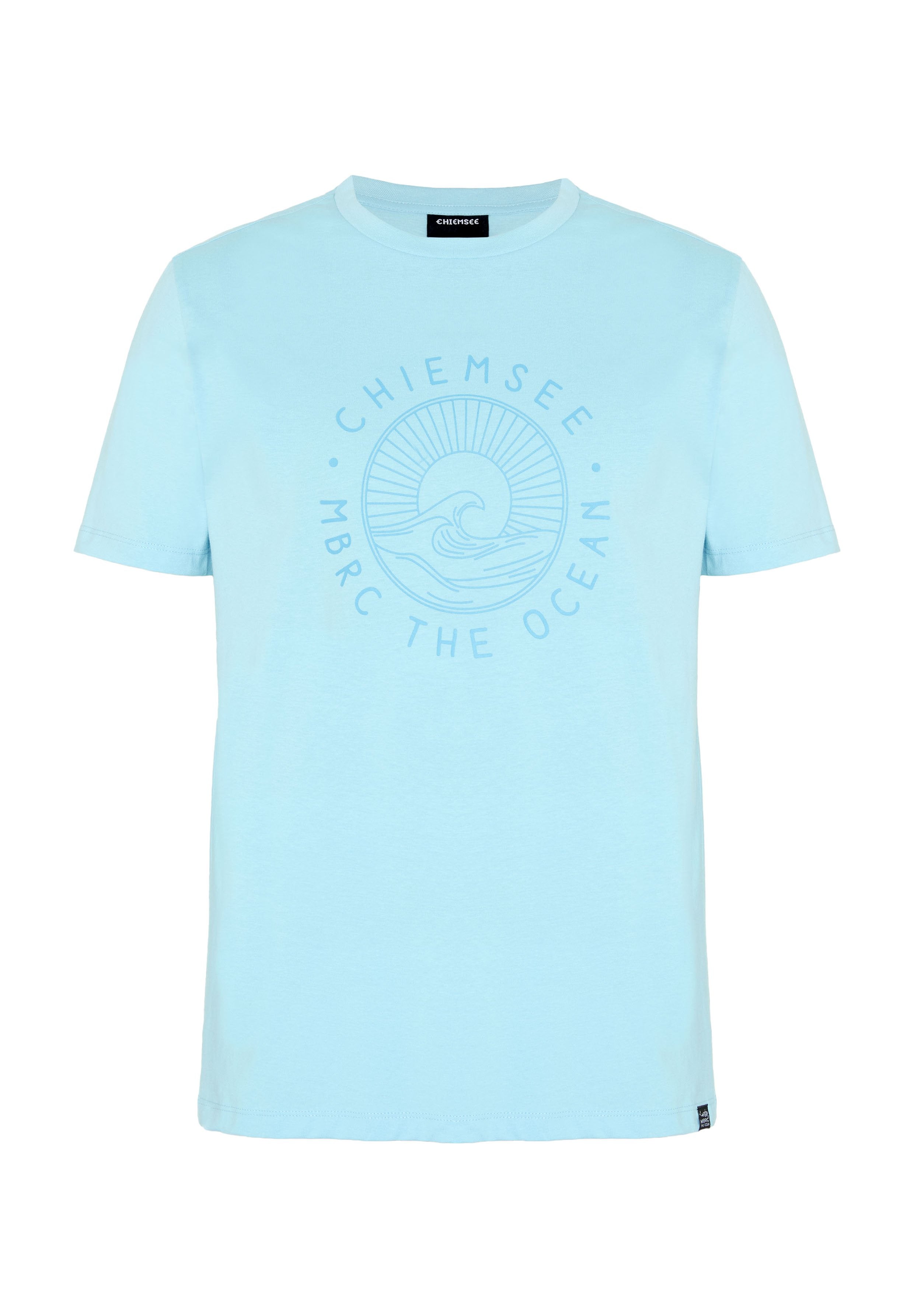 Hellblaues Kurzarm-T-Shirt mit rundem Ausschnitt, mit einem kreisförmigen Motiv einer Meereswelle und Sonne sowie dem Text „Chiemsee MBRC The Ocean.“