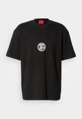 Schwarzes, oversized T-Shirt mit kurzen Ärmeln, einem kleinen weißen runden Grafikmotiv auf der Brust und einem roten Etikett im Kragen mit der Aufschrift "HUGO."