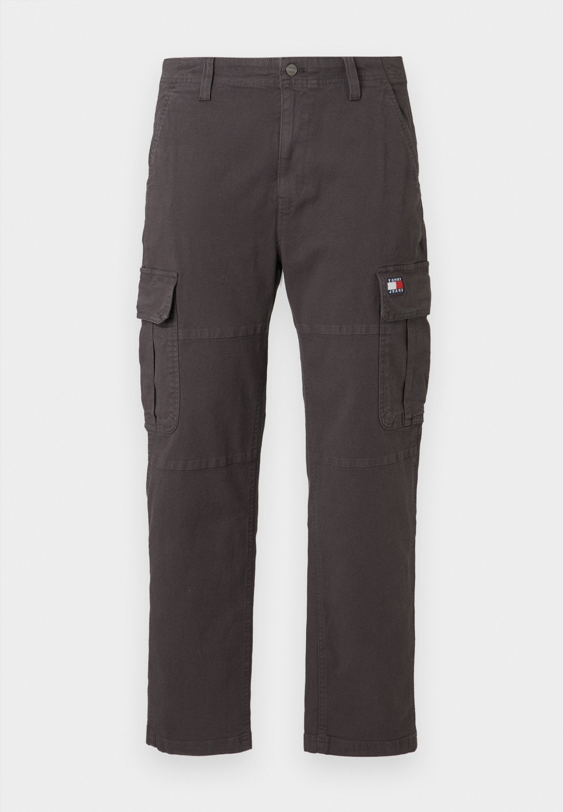 Dunkelgraue Cargo-Hosen aus Baumwolle. Merkmale sind mehrere Seitentaschen, ein gerader Schnitt und ein kleines Logo-Patch an der linken Tasche.