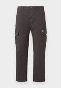 Dunkelgraue Cargo-Hosen aus Baumwolle. Merkmale sind mehrere Seitentaschen, ein gerader Schnitt und ein kleines Logo-Patch an der linken Tasche.